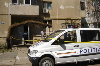 Argeș: Bărbat găsit mort în scara unui bloc; cauza probabilă a decesului – căderea de la înălțime