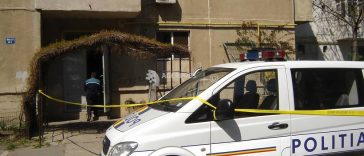 Argeș: Bărbat găsit mort în scara unui bloc; cauza probabilă a decesului – căderea de la înălțime