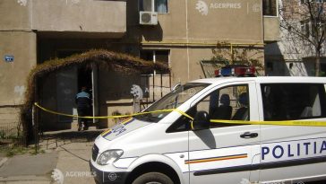 Argeș: Bărbat găsit mort în scara unui bloc; cauza probabilă a decesului – căderea de la înălțime