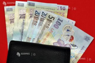 Leul s-a apreciat, joi, în raport cu euro și dolarul american
