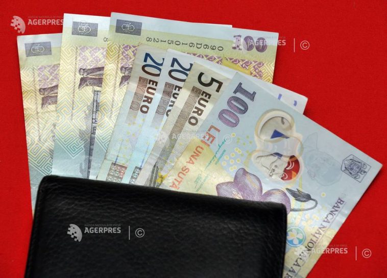 Leul s-a apreciat, joi, în raport cu euro și dolarul american