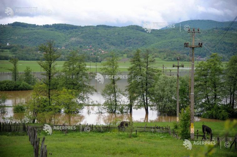 INHGA: Cod galben de inundații pe râuri din 17 județe, până marți la ora 12:00
