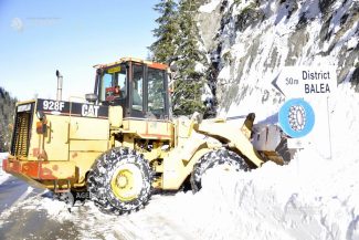 VIDEO Sibiu: Deszăpezirea Transfăgărășanului a ajuns în cea mai dificilă zonă, cu zăpadă de peste cinci metri