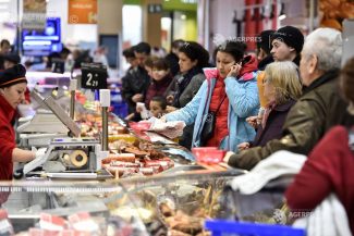 Euro marchează noi maxime istorice în fața leului; deprecierea se vede în prețuri, rate și comportamentul de consum (analiză)