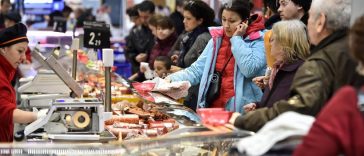 Euro marchează noi maxime istorice în fața leului; deprecierea se vede în prețuri, rate și comportamentul de consum (analiză)