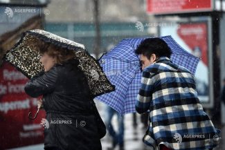 Cod galben de averse torențiale și vijelii, în jumătate de țară; vremea devine mai rece decât normal