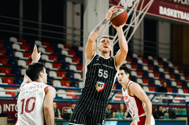 Baschet masculin: Campioana U BT Cluj, debut cu victorie în semifinala Ligii Naţionale, cu SCMU Craiova