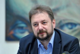 Politologul Cristian Pîrvulescu: „Căderea guvernului simplifică ieşirea din criză”. Cea mai bună variantă de premier – un independent. „Bolojan nu are de ce să-şi dea demisia din fruntea PNL”