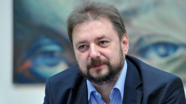 Politologul Cristian Pîrvulescu: „Căderea guvernului simplifică ieşirea din criză”. Cea mai bună variantă de premier – un independent. „Bolojan nu are de ce să-şi dea demisia din fruntea PNL”