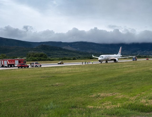 Croaţia: Un avion Airbus cu 130 de pasageri a derapat pe pistă la decolare, la Split / Încă nu se ştie de ce au decis piloţii să întrerupă decolarea – VIDEO