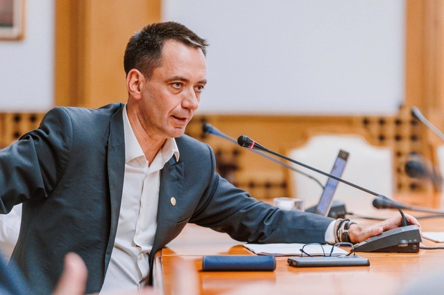 UDMR cere demisia ministrului Culturii, după apariţia unei înregistrări în care acesta înjură statul român. Csoma Botond: Declaraţiile de acest tip nu afectează doar imaginea unei persoane, ci proiectează efecte nedrepte asupra comunităţii maghiare
