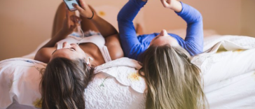 Conf. dr. Florina Rad, medic psihiatru: Mediul digital, la un moment dat, poate să devină el însuşi o adicţie/ Trebuie să ne uităm nu doar la timpul petrecut, ci şi la ce vizualizează tinerii şi ce activităţi înlocuieşte statul pe reţele