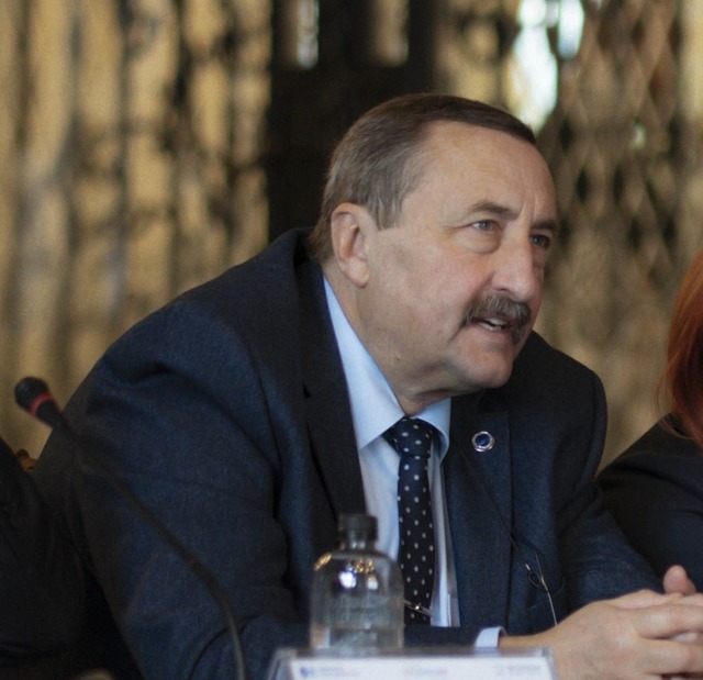 Rectorul Universităţii Tehnice din Iaşi, Dan Caşcaval, senator PSD, explică votul dat moţiunii de cenzură, după ce a primit numeroase critici: Îmi asum că sunt ”o ruşine pentru mediul academic ieşean” pentru că nu am susţinut lovirea şcolii româneşti