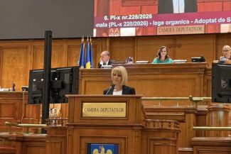 Diana Tușa la tribuna Camerei Deputaților, în cadrul dezbaterilor privind protejarea victimelor minore în procesele penale.