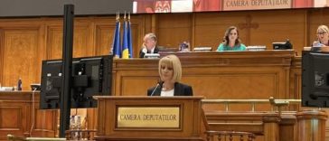 Diana Tușa la tribuna Camerei Deputaților, în cadrul dezbaterilor privind protejarea victimelor minore în procesele penale.