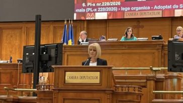 Diana Tușa la tribuna Camerei Deputaților, în cadrul dezbaterilor privind protejarea victimelor minore în procesele penale.