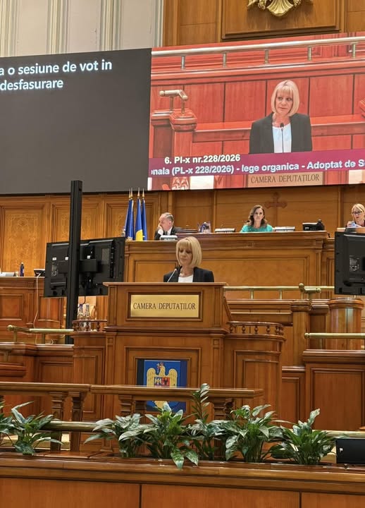 Diana Tușa la tribuna Camerei Deputaților, în cadrul dezbaterilor privind protejarea victimelor minore în procesele penale.