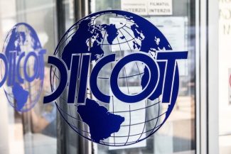 Percheziţii în judeţul Vrancea, într-un dosar în care patru persoane sunt suspectate că au transferat ilegal fonduri şi date ale pacienţilor unei clinici medicale la alte două firme concurente