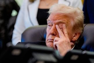 Tribunalul american al Comerţului Internaţional se pronunţă împotriva taxelor vamale temporare de 10% şi-i aplică o lovitură lui Trump. El ordonă Guvernului american să ramburseze cu dobândă taxele încasate ilegal în ultimele două luni de la trei reclaman