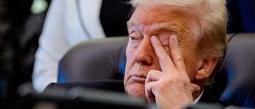 Tribunalul american al Comerţului Internaţional se pronunţă împotriva taxelor vamale temporare de 10% şi-i aplică o lovitură lui Trump. El ordonă Guvernului american să ramburseze cu dobândă taxele încasate ilegal în ultimele două luni de la trei reclaman