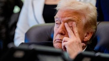 Tribunalul american al Comerţului Internaţional se pronunţă împotriva taxelor vamale temporare de 10% şi-i aplică o lovitură lui Trump. El ordonă Guvernului american să ramburseze cu dobândă taxele încasate ilegal în ultimele două luni de la trei reclaman