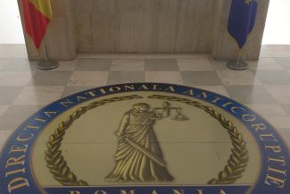 Poliţist de la IPJ Olt, reţinut de DNA după ce i-ar fi cerut 6.000 de euro administratorului unei firme pretinzând că poate influenţa un coleg şi un magistrat pentru o soluţie favorabilă într-un dosar/ Poliţistul, prins în flagrant delict