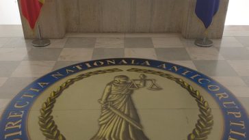 Poliţist de la IPJ Olt, reţinut de DNA după ce i-ar fi cerut 6.000 de euro administratorului unei firme pretinzând că poate influenţa un coleg şi un magistrat pentru o soluţie favorabilă într-un dosar/ Poliţistul, prins în flagrant delict