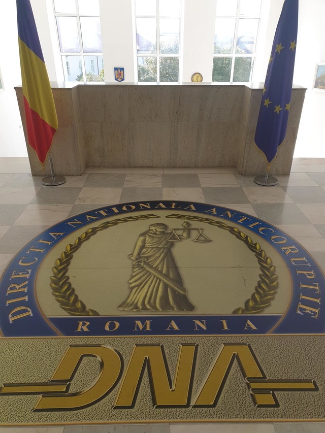 Poliţist de la IPJ Olt, reţinut de DNA după ce i-ar fi cerut 6.000 de euro administratorului unei firme pretinzând că poate influenţa un coleg şi un magistrat pentru o soluţie favorabilă într-un dosar/ Poliţistul, prins în flagrant delict