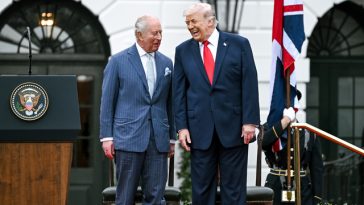 „Regele ne-ar fi ajutat în privinţa Iranului”, afirmă Trump într-o nouă aluzie critică la adresa premierului Starmer. Liderul SUA face însă o gafă de protocol