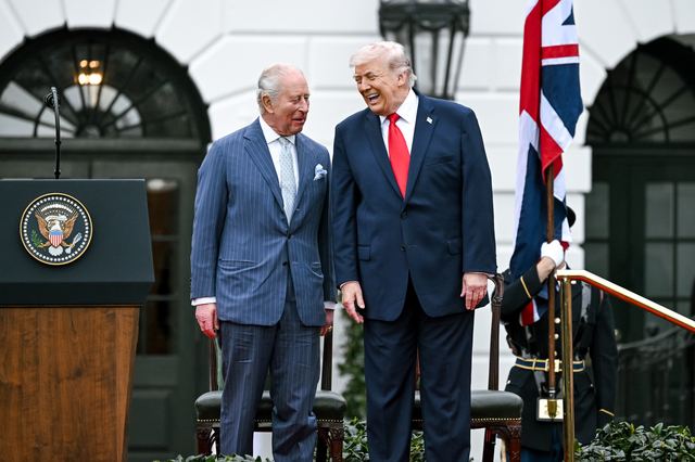 „Regele ne-ar fi ajutat în privinţa Iranului”, afirmă Trump într-o nouă aluzie critică la adresa premierului Starmer. Liderul SUA face însă o gafă de protocol