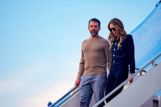 Trump anunţă că ”va încerca” să se ducă la căsătoria fiului său, Donald Trump Jr cu manechinul Bettina Anderson, prevăzută în weekend. ”Nu este momentul potrivit pentru mine. Am o problemă care se numeşte Iran şi alte lucruri”
