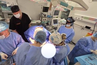 Cel puţin şase vieţi salvate, datorită „gestului de umanitate şi curaj” al familiilor a doi pacienţi în moarte cerebrală de a le dona organele/ Intervenţia de prelevare, la SCJU Bistriţa/ Organele, transportate la Cluj şi Bucureşti