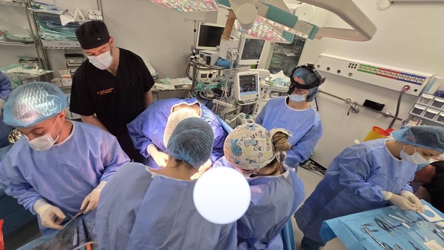 Cel puţin şase vieţi salvate, datorită „gestului de umanitate şi curaj” al familiilor a doi pacienţi în moarte cerebrală de a le dona organele/ Intervenţia de prelevare, la SCJU Bistriţa/ Organele, transportate la Cluj şi Bucureşti