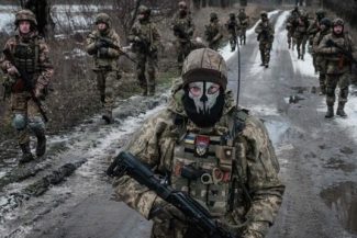 Kremlinul refuză orice negocieri de pace înaintea unei retrageri ucrainene din Donbas. ”Zelenski trebuie să dea ordinul forţelor ucrainene să înceteze focul şi să părăsească teritoriul Donbasului”, cere Peskov