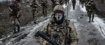 Kremlinul refuză orice negocieri de pace înaintea unei retrageri ucrainene din Donbas. ”Zelenski trebuie să dea ordinul forţelor ucrainene să înceteze focul şi să părăsească teritoriul Donbasului”, cere Peskov