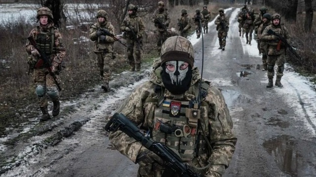 Kremlinul refuză orice negocieri de pace înaintea unei retrageri ucrainene din Donbas. ”Zelenski trebuie să dea ordinul forţelor ucrainene să înceteze focul şi să părăsească teritoriul Donbasului”, cere Peskov