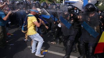 Dosarul „10 August”. Foştii şefi ai Jandarmeriei, chemaţi pentru a fi audiaţi în premieră la Tribunalul Militar/ Declic: O ţară întreagă a văzut imaginile cu bătrâni, femei şi copii gazaţi loviţi de jandarmii care ar fi trebuit să îi protejeze