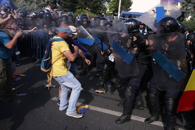 Dosarul „10 August”. Foştii şefi ai Jandarmeriei, chemaţi pentru a fi audiaţi în premieră la Tribunalul Militar/ Declic: O ţară întreagă a văzut imaginile cu bătrâni, femei şi copii gazaţi loviţi de jandarmii care ar fi trebuit să îi protejeze