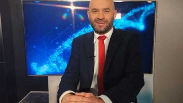 Dr. Decebal Fodor, despre chirurgia robotică: E ca şi cum am fi în interiorul corpului uman, atât de real vedem structurile. Dacă eu mişc manetele în exterior 3 centimetri, în interior se mişcă doar un centimetru