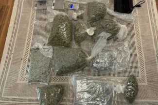 Tânăr româno-sirian, reţinut pentru trafic de droguri/ El a fost prins pe autostrada A2 având în maşină peste 11 kilograme de canabis pe care voia să le vândă pe litoral/ La percheziţii, poliţiştii i-au găsit alte cinci kilograme de canabis
