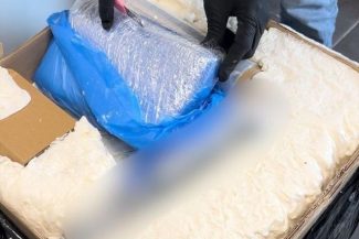 Constanţa: Bărbat, arestat preventiv după ce ar fi procurat din Spania şi ar fi adus în ţară peste 10 kilograme de cannabis şi un kilogram de cocaină/ El a fost prins în flagrant delict când transporta drogurile ridicate de la o firmă de curierat