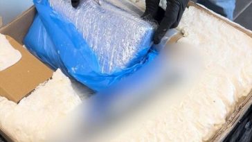 Constanţa: Bărbat, arestat preventiv după ce ar fi procurat din Spania şi ar fi adus în ţară peste 10 kilograme de cannabis şi un kilogram de cocaină/ El a fost prins în flagrant delict când transporta drogurile ridicate de la o firmă de curierat