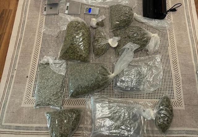 Tânăr româno-sirian, reţinut pentru trafic de droguri/ El a fost prins pe autostrada A2 având în maşină peste 11 kilograme de canabis pe care voia să le vândă pe litoral/ La percheziţii, poliţiştii i-au găsit alte cinci kilograme de canabis