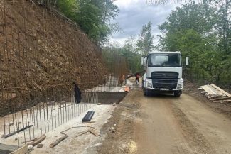 Stadiul lucrărilor la „Drumul Regelui”, o viitoare şosea de 42 de milioane de euro din Munţii Zarandului, între Arad şi Hunedoara/ Preşedinte CJ Arad: Odată finalizat, va deschide noi oportunităţi/ Imagini spectaculoase de pe şantier – FOTO