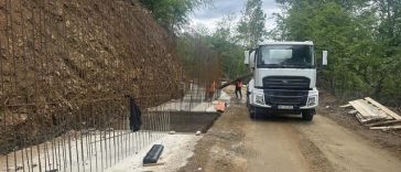 Stadiul lucrărilor la „Drumul Regelui”, o viitoare şosea de 42 de milioane de euro din Munţii Zarandului, între Arad şi Hunedoara/ Preşedinte CJ Arad: Odată finalizat, va deschide noi oportunităţi/ Imagini spectaculoase de pe şantier – FOTO