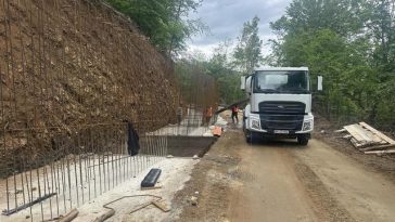 Stadiul lucrărilor la „Drumul Regelui”, o viitoare şosea de 42 de milioane de euro din Munţii Zarandului, între Arad şi Hunedoara/ Preşedinte CJ Arad: Odată finalizat, va deschide noi oportunităţi/ Imagini spectaculoase de pe şantier – FOTO