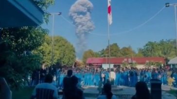 Trei morţi şi 10 dispăruţi, în urma eruperii unui vulcan din Indonezia