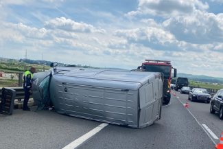 Cluj: Accident pe autostrada A3, pe sensul spre Gilău, unde o autoutilitară s-a răsturnat