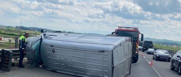 Cluj: Accident pe autostrada A3, pe sensul spre Gilău, unde o autoutilitară s-a răsturnat