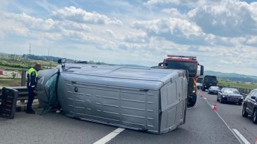 Cluj: Accident pe autostrada A3, pe sensul spre Gilău, unde o autoutilitară s-a răsturnat